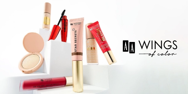 AA Wings of Color: podkład, tusz, błyszczyk, róż, rozświetlacz, korektor na białych podestach.