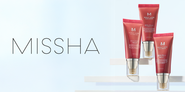 Trzy czerwone tubki Missha Perfect Cover BB Cream SPF42/PA+++ No.21 z dozownikami, ułożone na białych platformach.