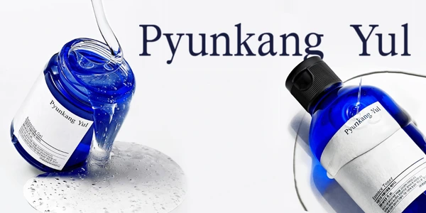 Pyunkang Yul Moisturizing Gel i Essence Toner, niebieskie butelki na białym tle, z rozlanym produktem.