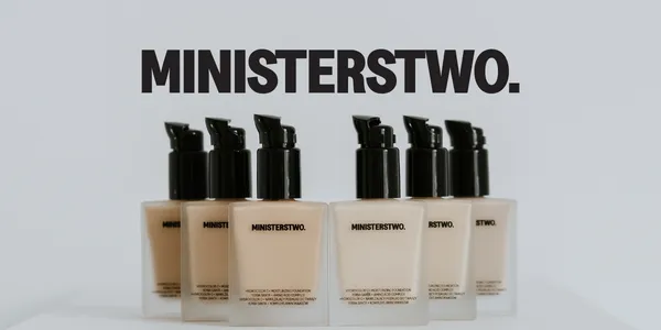 MINISTERSTWO. HYDROCOLOR. matujący podkład w szklanych butelkach z pompką, różne odcienie, na białym tle.