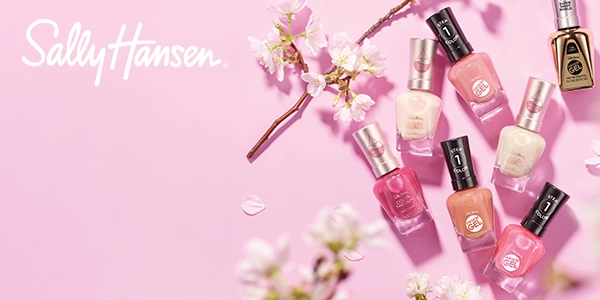 Sally Hansen Miracle Gel i Color Therapy: wiele lakierów w pastelowych różach i beżach, rozłożonych na różowym tle z kwiatami wiśni.