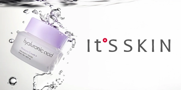 Krem nawilżający It's SKIN hyaluronic acid w oszronionym słoiku z fioletową pokrywką, w wodzie z bąbelkami.