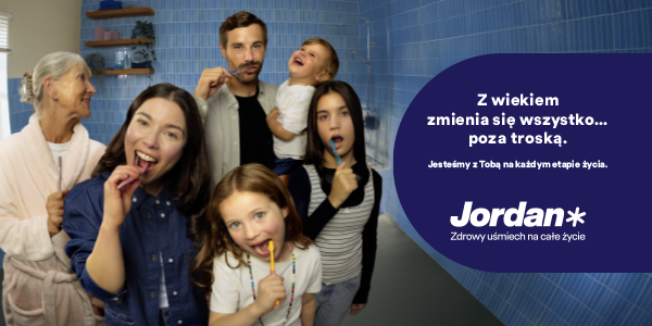 Rodzina w łazience szczotkuje zęby, uśmiechnięta do kamery. Reklama Jordan: zdrowy uśmiech na całe życie.