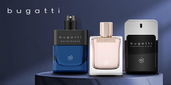 Trzy flakony perfum Bugatti: męski Performance niebieski, damski różowy, męski Signature Black na granatowej półce.