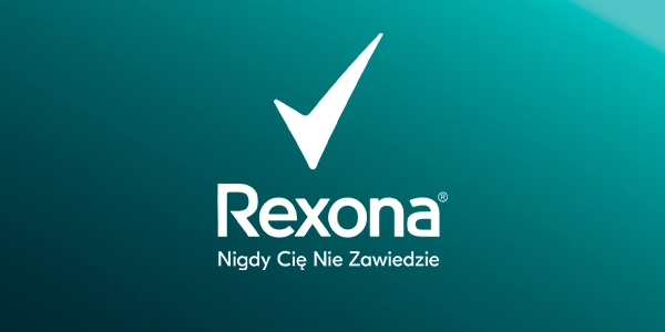 Logo Rexona z białym znakiem kontrolnym i hasłem "Nigdy Cię Nie Zawiedzie" na tealowym tle.