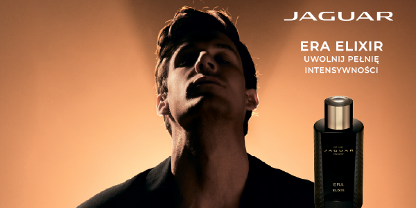 Mężczyzna patrzy w górę, obok czarna butelka perfum Jaguar Era Elixir ze złotą nakrętką na pomarańczowym tle.