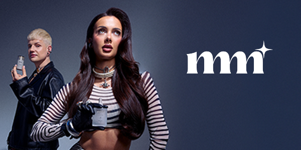 Dwoje modeli, kobieta i mężczyzna, trzymający małe, szare butelki z kosmetykami mm+. Kobieta patrzy w górę.