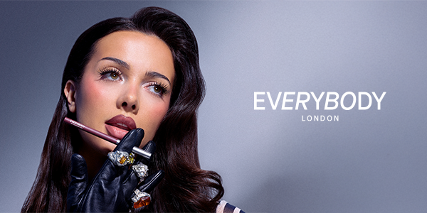 Modelka w czarnej rękawiczce z pierścionkami trzyma konturówkę i pomadkę Everybody London, zbliżenie na usta.