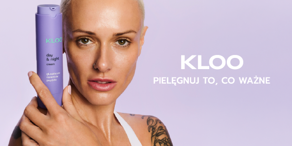 Kobieta z krótkimi włosami trzyma fioletowy krem KLOO day & night z glutathione, ceramide i peptide, patrząc wprost.