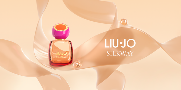 Perfumy LIU•JO SILKWAY: bursztynowa butelka z czerwoną podstawą i różową nakrętką, na beżowych wstążkach.