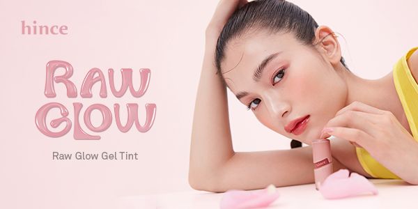 Reklama Hince Raw Glow Gel Tint: Modelka z naturalnym blaskiem, napis 'RAW GLOW', produkt i różowe tło.