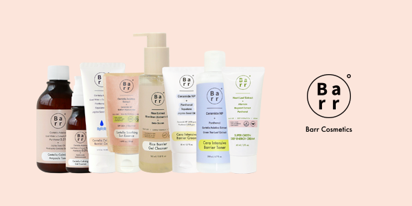 Kolekcja produktów Barr Cosmetics: toniki, kremy, żel do mycia, serum w butelkach i tubkach na jasnoróżowym tle.