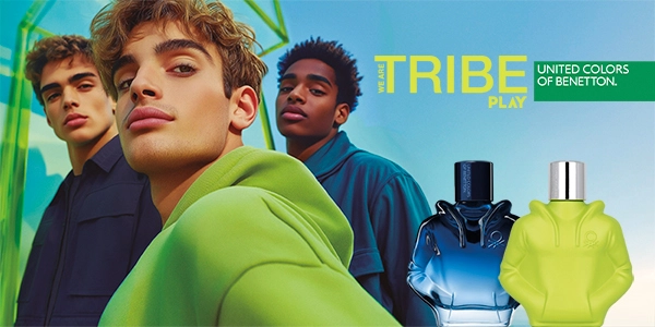 United Colors of Benetton Tribe Play: perfumy w niebieskiej i neonowej butelce-bluzie, w tle trzech mężczyzn.