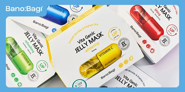 Zestaw masek Bano:Bagi Vita Genic JELLY MASK z witaminami B (zielona), C (żółta) i H (czerwona), na niebieskim tle.