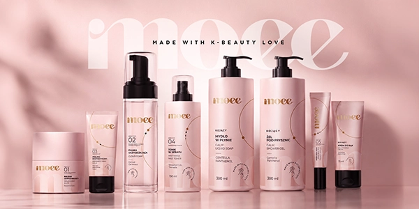 Zestaw 7 produktów Moee K-beauty: krem, pianka, tonik, mydło, żel pod prysznic w różowych butelkach i tubkach na tle.