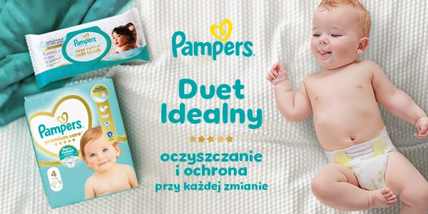 Radosne dziecko w pieluszce Pampers na białym kocu, obok opakowań pieluch Premium Care i chusteczek Aqua Pure Soft Touch.