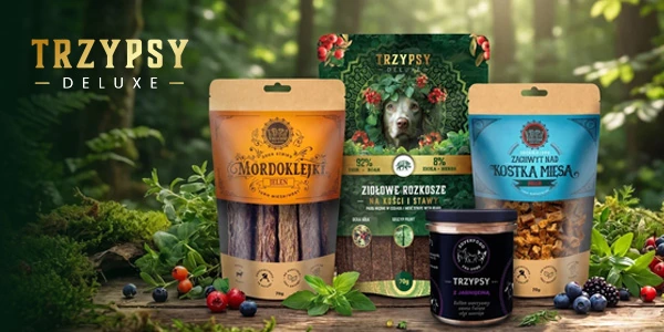 Trzypsy Deluxe: przysmaki dla psa. Trzy opakowania (Mordoklejki, Ziołowe Rozkosze, Kostka Mięsa) na tle lasu.