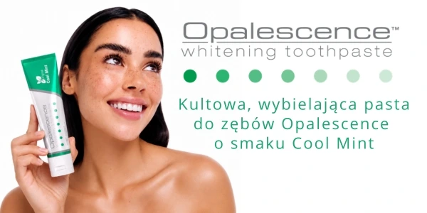 Uśmiechnięta kobieta prezentuje biało-zieloną tubkę wybielającej pasty do zębów Opalescence Cool Mint.
