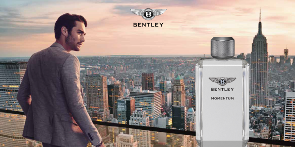 Elegancki flakon perfum Bentley Momentum w pierwszym planie, obok mężczyzny, na tle panoramy miasta.