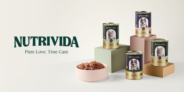 NUTRIVIDA mokra karma dla kota i psa, pięć puszek z grafikami zwierząt i logo, miska karmy, na blokach.