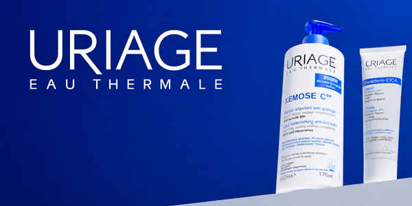 Dwa produkty Uriage: balsam Xemose C+ w białej butelce z pompką i krem Bariéderm-CICA w tubce, na niebieskim tle.