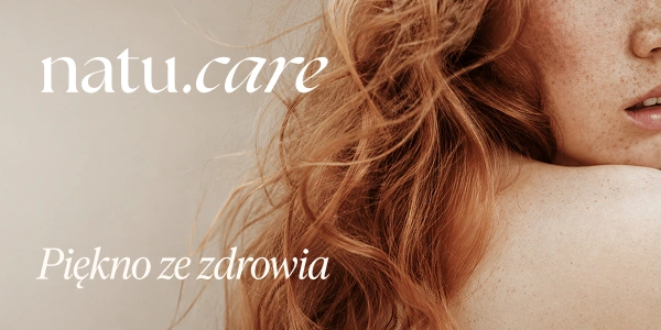 natu.care: Piękno ze zdrowia. Zbliżenie na kobietę z rudymi włosami, piegami na ramieniu i policzku.