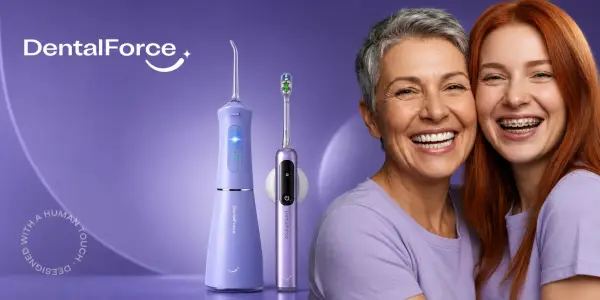 DentalForce: fioletowy irygator i szczoteczka soniczna obok uśmiechniętej matki z córką w aparacie ortodontycznym.
