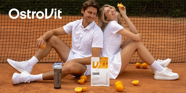 OstroVit Carbo PERFORMANCE, proszek Carbo o smaku pomarańczowym, shaker, para na korcie tenisowym.