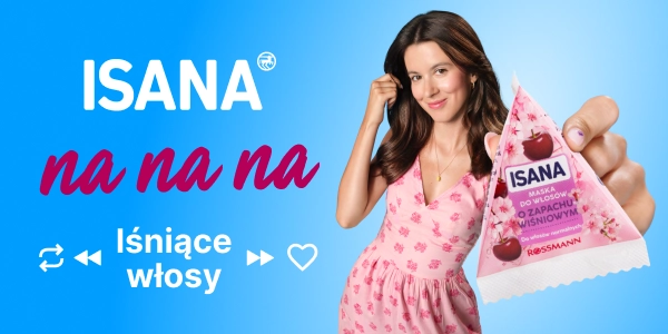 Uśmiechnięta kobieta w różowej sukience trzyma maskę ISANA o zapachu wiśni, dla lśniących, normalnych włosów.