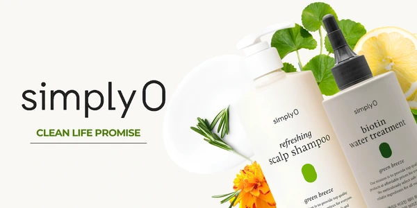 Simply0: refreshing scalp shampoo i biotin water treatment w beżowych butelkach z ziołami i cytryną.