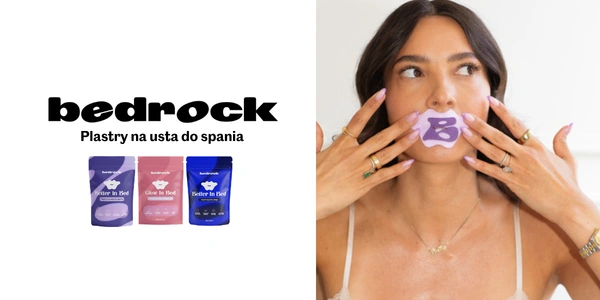 Bedrock Plastry na usta do spania. Kobieta aplikuje fioletowy plaster z literą B; widoczne 3 opakowania: różowe, fioletowe, niebieskie.