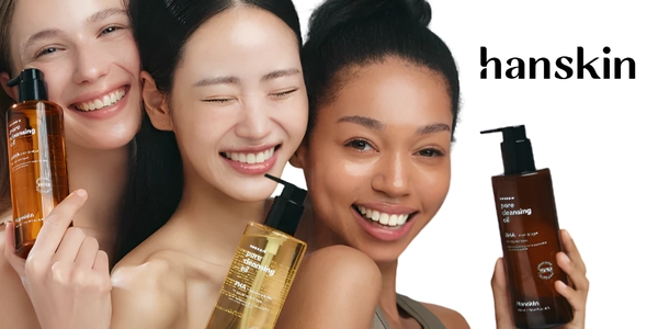 Trzy uśmiechnięte kobiety trzymające butelki Hanskin Pure Cleansing Oil: brązową BHA i żółtą AHA.