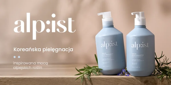 Dwie niebieskie butelki alp:ist Vegan Hair Treatment i Scalp Shampoo, koreańska pielęgnacja z alpejskich roślin, na drewnie.