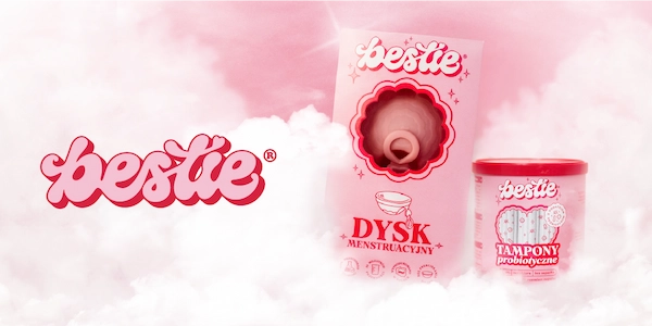 Bestie logo, różowy DYSK MENSTRUACYJNY i TAMPONY probiotyczne na tle pastelowych, różowych chmur.