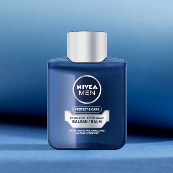 NIVEA MEN Protect & Care balsam po goleniu, ciemnoniebieska butelka ze srebrnym korkiem, widok z przodu, na niebieskim tle.