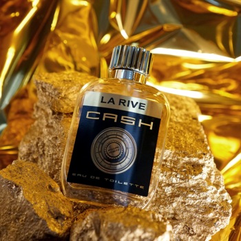 LA RIVE CASH Eau de Toilette, prostokątny flakon z czarną etykietą, stoi na złotych bryłach na błyszczącym tle.