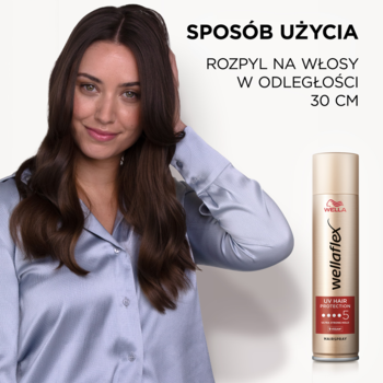 Kobieta z długimi włosami obok złotego lakieru Wellaflex Dynamic Hold z instrukcją „rozpyl z 30 cm”.