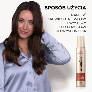 Pianka Wellaflex Heat Protection Ultra Strong Hold. Kobieta z długimi włosami obok złotego opakowania i tekstu użycia.