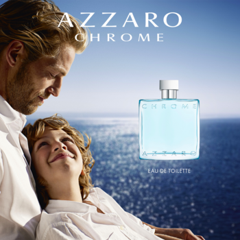 Azzaro Chrome EDT, błękitna butelka na tle morza, z parą w białych koszulach; słońce i świeżość.