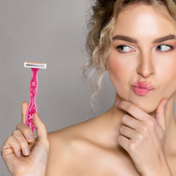 Maszynka BIC Miss Soleil różowa z 3 ostrzami i wzorem kwiatowym, trzymana przez kobietę w zamyśleniu.