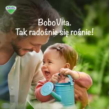 BoboVita: Radosna dziewczynka z błękitną konewką i ojciec, cieszący się chwilą w zielonym ogrodzie.