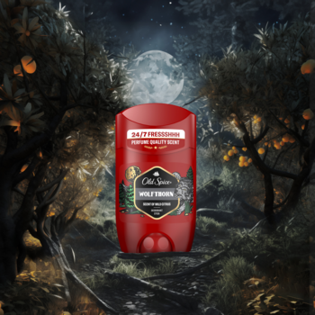 Dezodorant w sztyfcie Old Spice Wolfthorn, czerwony, z wilczym motywem, na tle mrocznego lasu nocą.
