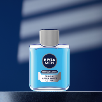 NIVEA MEN Protect & Care Odświeżająca Woda po goleniu w szklanej butelce z niebieskim płynem, widok z przodu.