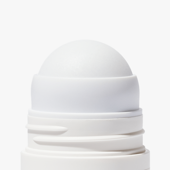 Zbliżenie na biały aplikator roll-on regenerującego serum łagodzącego podrażnienia po goleniu.