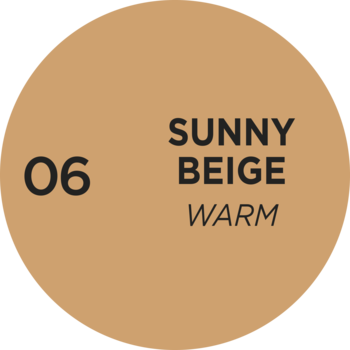 Okrągła próbka podkładu Eveline Better Than Perfect 06 Sunny Beige Warm. Widoczny numer i nazwa odcienia.