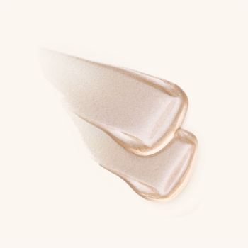 Dwa perłowe swatche płynnego rozświetlacza Catrice All Over Glow Tint 010 Beaming Diamond.