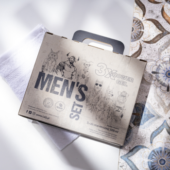 Kartonowy zestaw LaQ "MEN'S SET" z 3 wegańskimi żelami pod prysznic, widok z góry, na tle białej tkaniny.