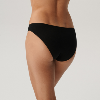 Czarne klasyczne majtki damskie o kroju bikini, widok z tyłu na modelce. Gładka, wygodna bielizna na co dzień.