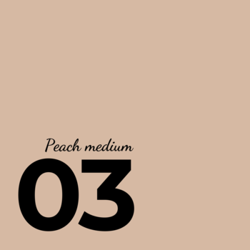 Próbka podkładu kryjącego STAR REACHER, odcień Peach medium 03. Kwadrat, tło brzoskwiniowe, czarny tekst.
