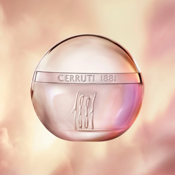 Cerruti 1881 Rêve De Roses, okrągły flakon perfum o różowym odcieniu, z logo, na tle pastelowych chmur.